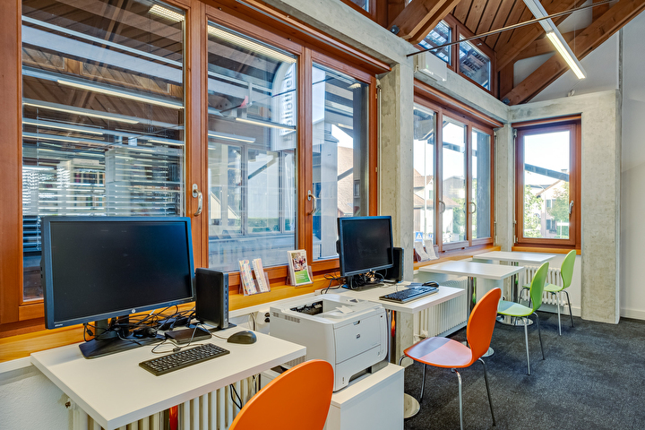 Bild der öffentlichen Arbeitsstationen in der Bibliothek Mönchaltorf