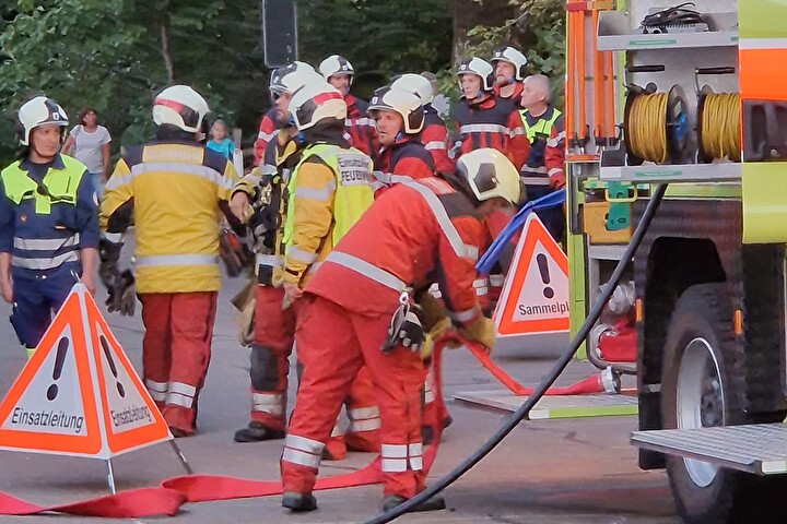 Bildeiner Feuerwehrübung auf dem Pausenplatz Hagacher