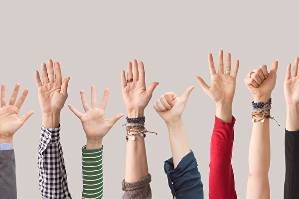 Bild mit hochgestreckten Armen und Händen