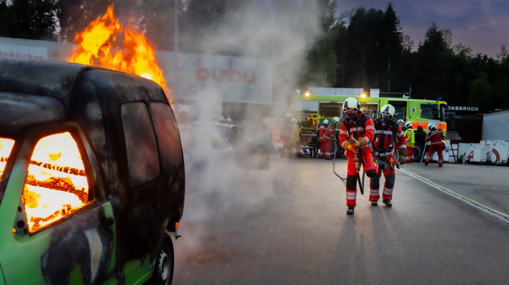 Bild einer Feuerwehrübung mit einem brennenden Auto