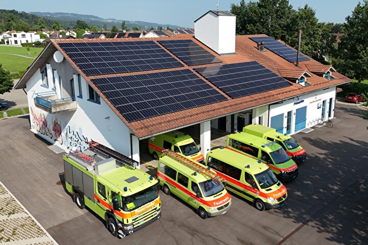 Bild des Feuerwehrgebäudes und der Feuerwehrfahrzeuge von oben