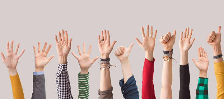 Bild mit hochgestreckten Armen und Händen