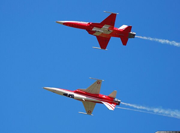 zwei Patrouille Suisse Jets 