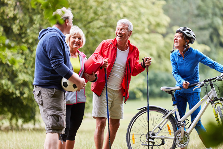 Bild einer Gruppe älterer Menschen beim Sport im Freien