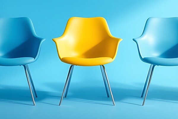 Bild von drei leeren Stühlen