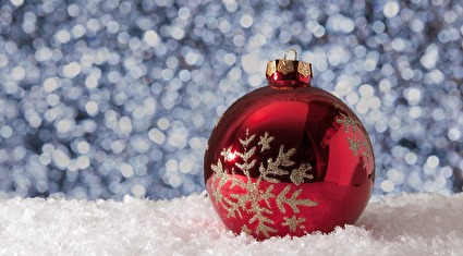 rote Weihnachtskugel auf Kunstschnee