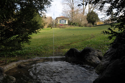 Unter der Sämlingsblutbuche, am Springbrunnen vorbei, führt uns der Waldweg ins Tobel. Der Springbrunnen wurde wahrscheinlich gegen Ende des 19. Jahrhunderts erbaut und 1998 renoviert.