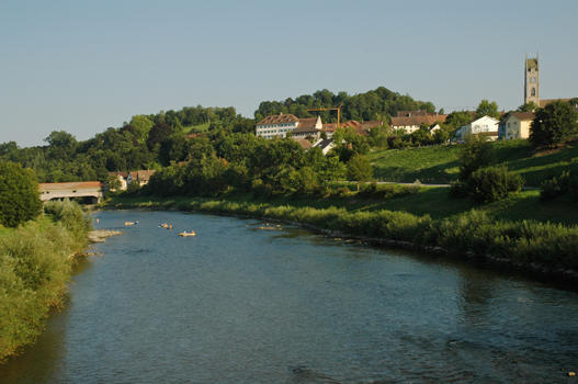 Mitten im Zürcher Weinland liegt Andelfingen am nach Norden abfallenden Thurabhang. Einst war die Thurbrücke ein wichtiger Übergang zwischen Winterthur und Schaffhausen. Das Ortsbild hat kantonale Bedeutung und wird geprägt vom markanten Kirchturm und dem ehemaligen Landvogtei-Schloss.