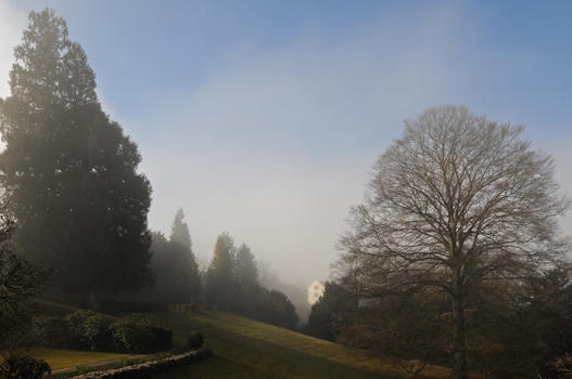 Der Blick vom Pavillon zurück zum Pförtnerhaus vermittelt einen stimmungsvollen Eindruck des landschaftlichen Charakters des Schlossparks.