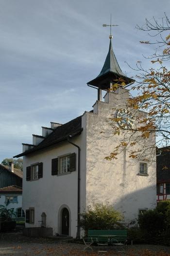 Gegenüber dem stattlichen Schloss steht das schmucke Pförtnerhaus. Es diente einst nicht als Kapelle, sondern als Wasch- und Backhaus.