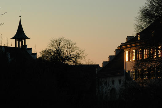 Es ist Abend geworden, höchste Zeit, den Schlosspark zu verlassen. Aber mit jedem neuen Tag ergibt sich eine neue Gelegenheit, den Schlosspark zu besuchen.