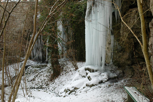 Im laublosen Zustand ist das Tobel überschaubar und beeindruckt an kalten Wintertagen durch seine Eispracht. 