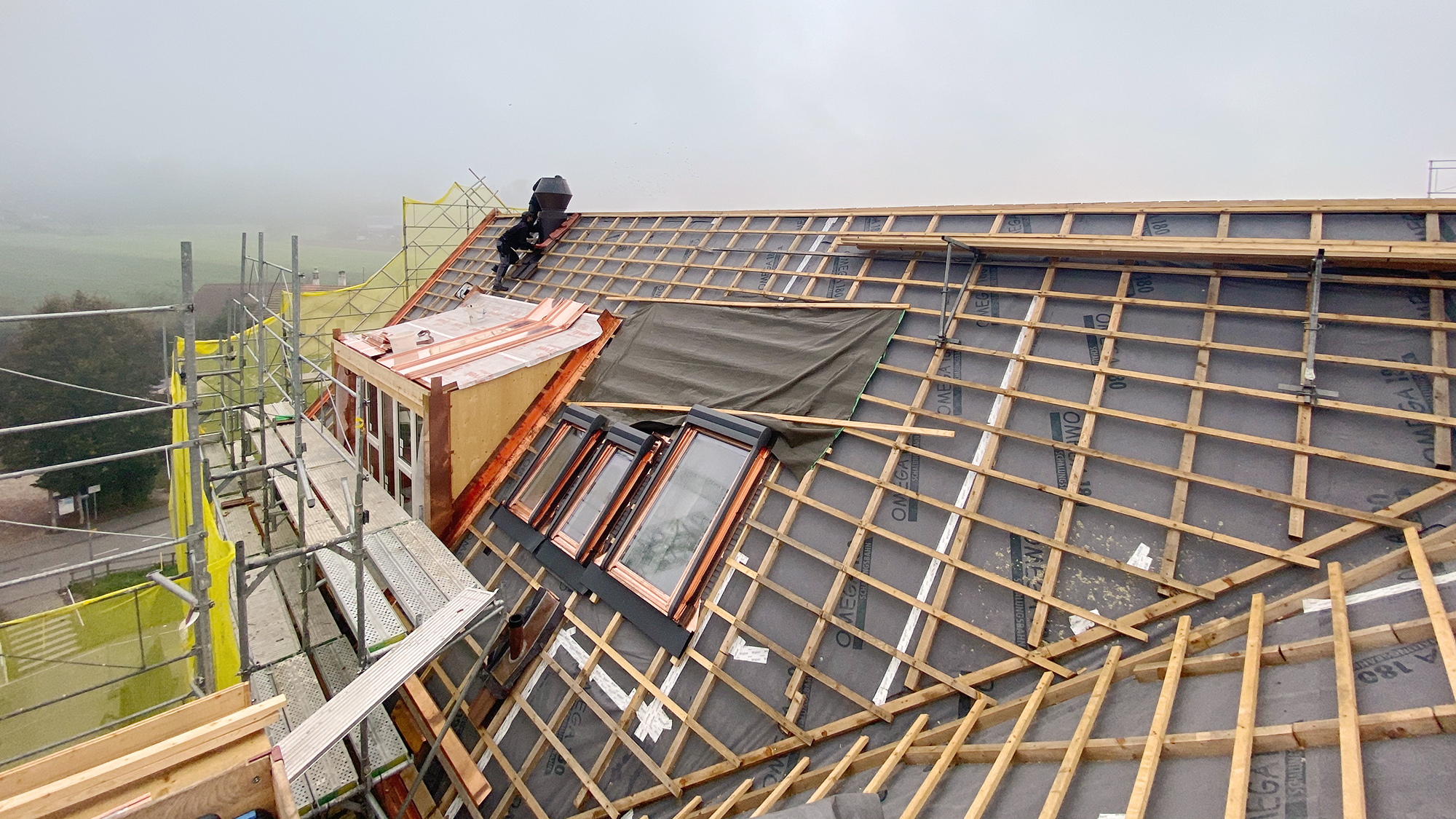 17.09.2020
Im Anschluss an die Montage der Dachfenster wird die Lattung für die Dachziegel vorbereitet.