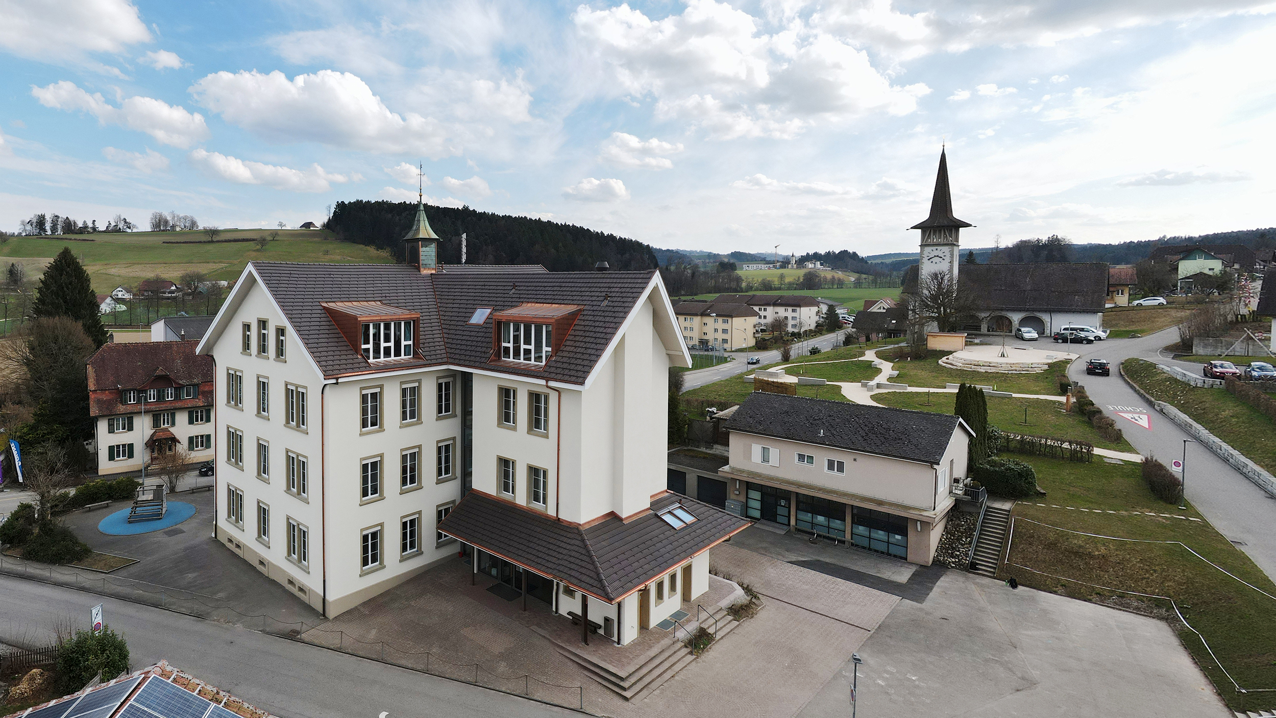 Januar 2021
Nach der Fertigstellung des Vordachs und den vollendeten Umgebungsarbeiten erstrahlt das Schulhaus in neuem Glanz.