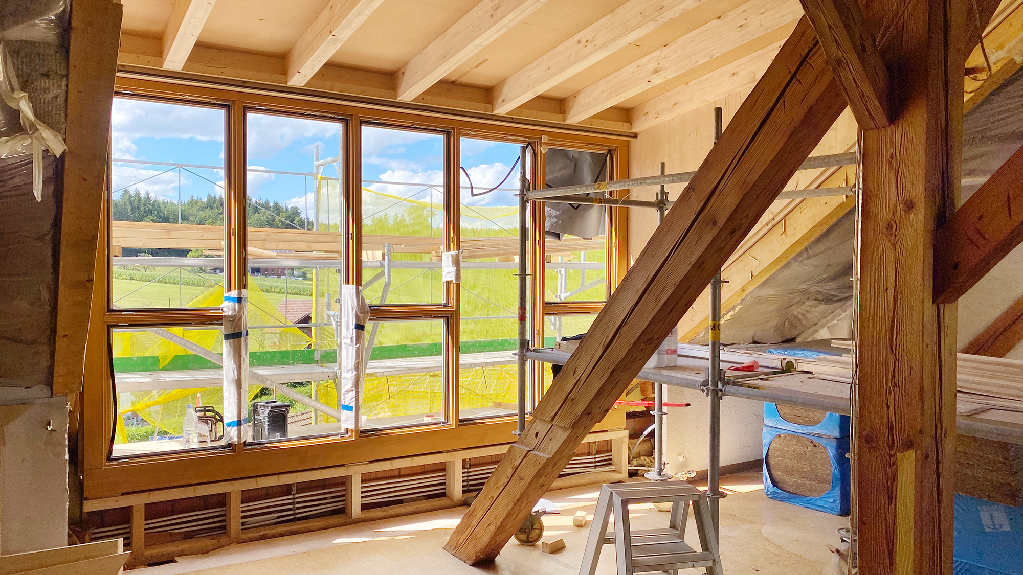 20.08.2020
Die Fenster der Dachgauben werden montiert. Das Dachgeschoss wird für die Innenausbauarbeiten vorbereitet.