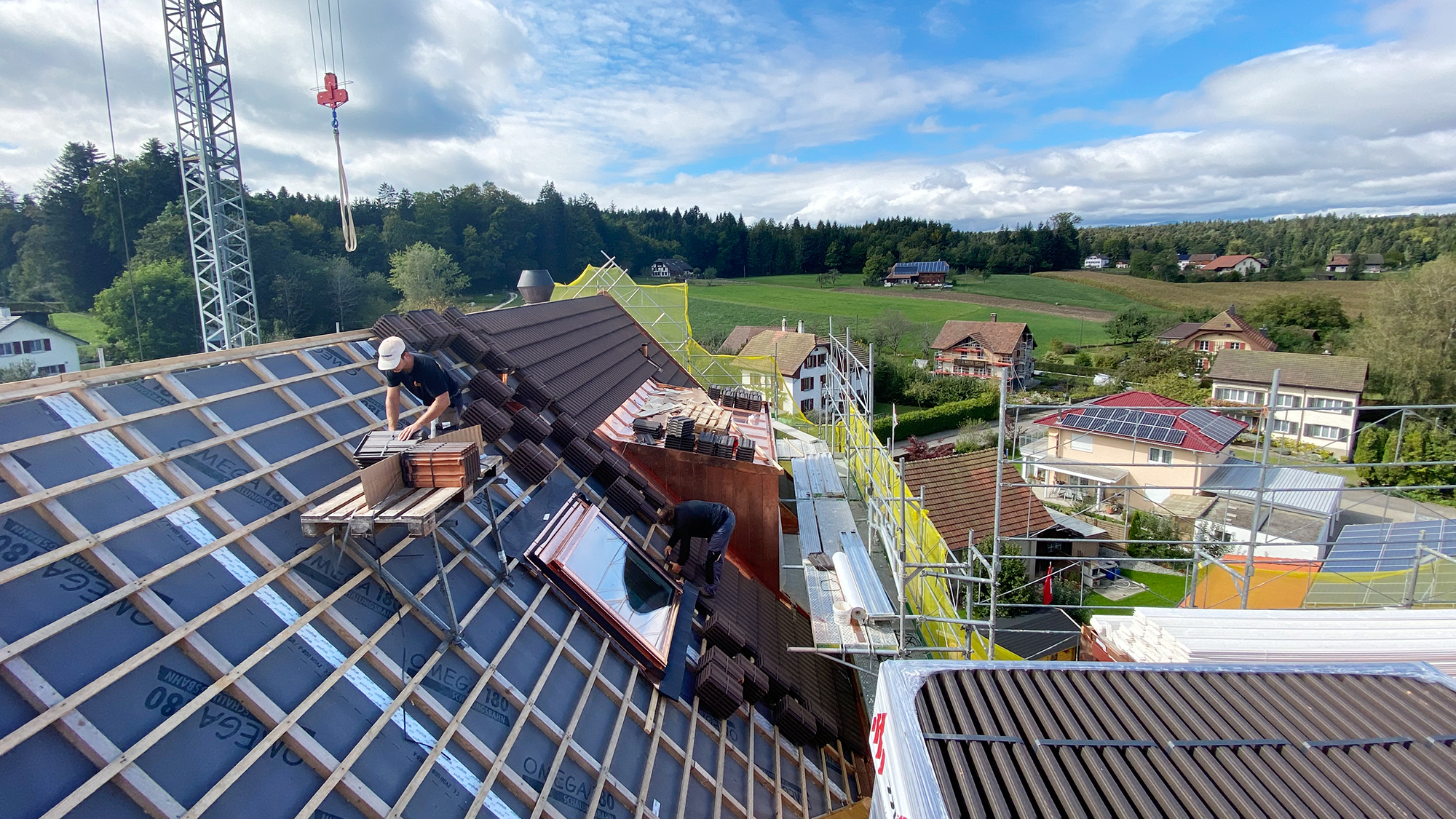28.09.2020
Nachdem die Spenglerarbeiten bereits weit fortgeschritten sind, kann ein erster Teil des Hauptdachs mit Dachziegeln eingedeckt werden.