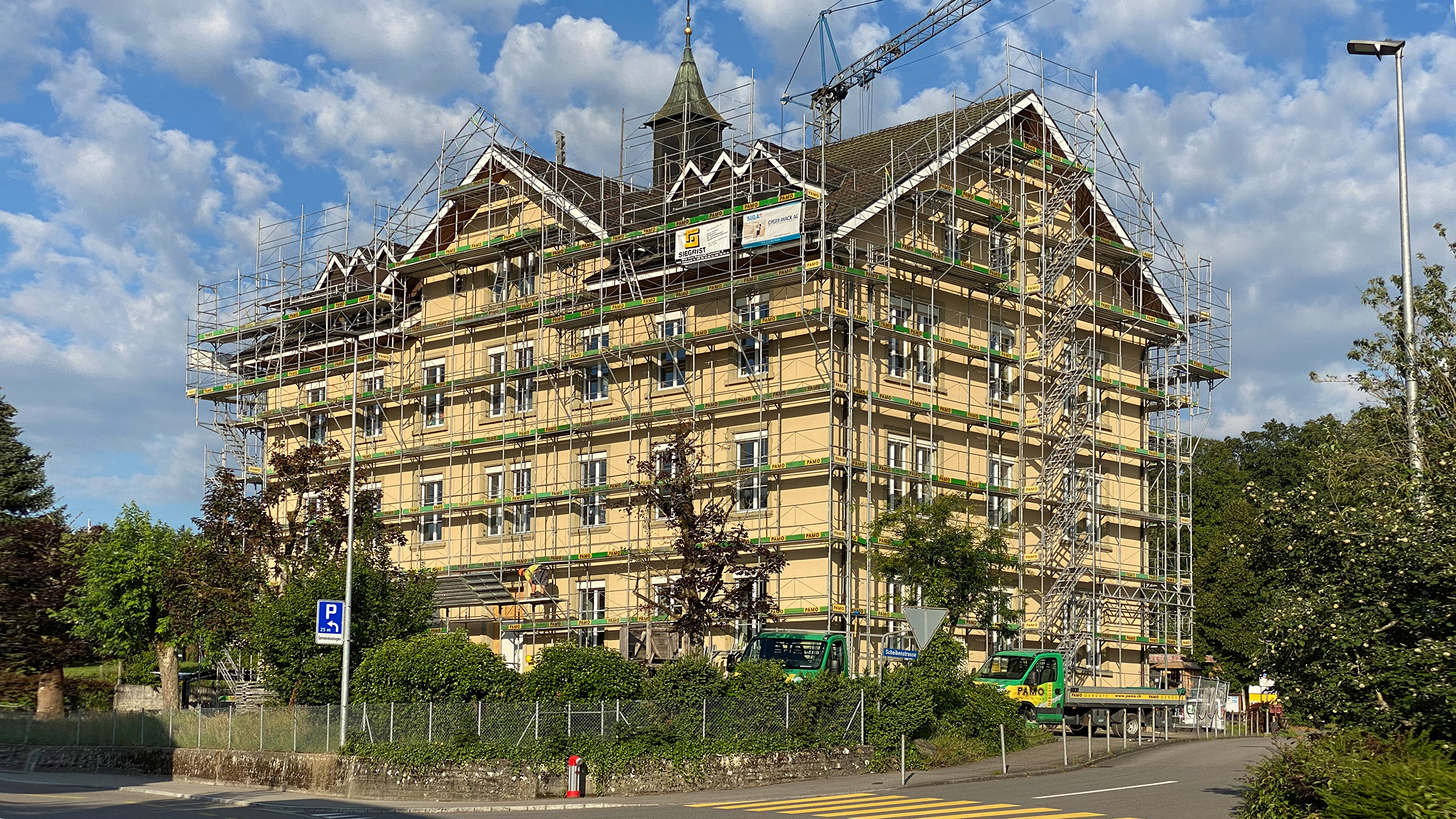 06.07.2020 - 15.07.2020
Das Hauptdach wird eingerüstet.