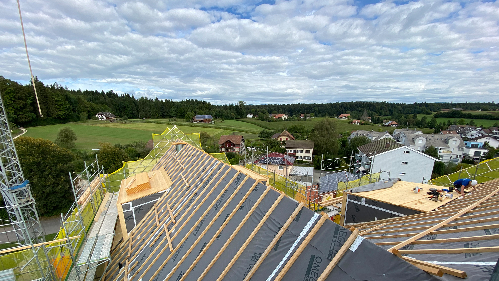 14.08.2020 - Sept. 2020
Die Sanierungsarbeiten beim Hauptdach schreiten voran. Die Unterkonstruktionen für die Bekleidungen der Gauben werden erstellt.