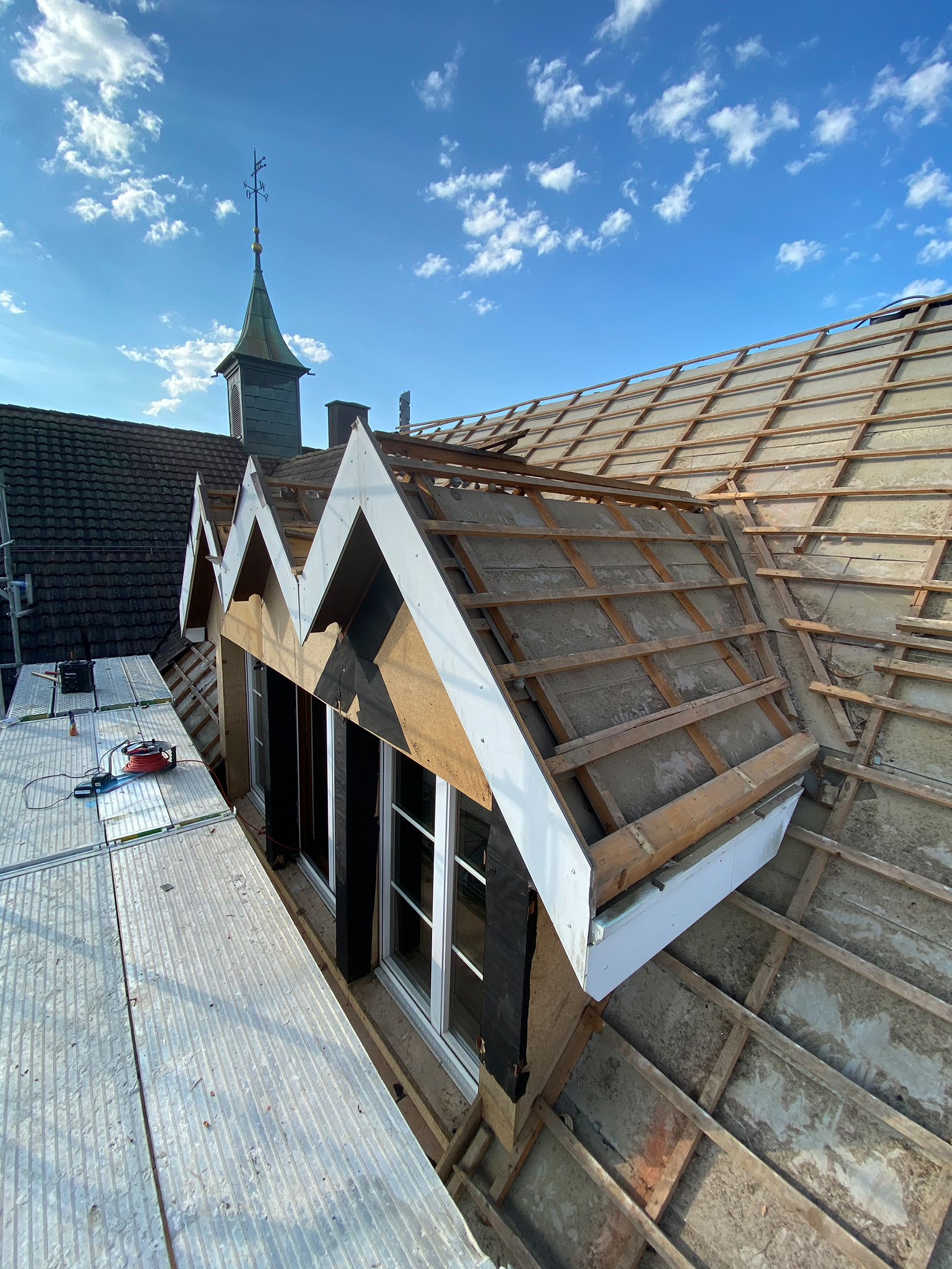 13.07.2020 - 25.07.2020
Nach Fertigstellung des Gerüsts wird mit der Dachhaut und der Dachgauben begonnen.