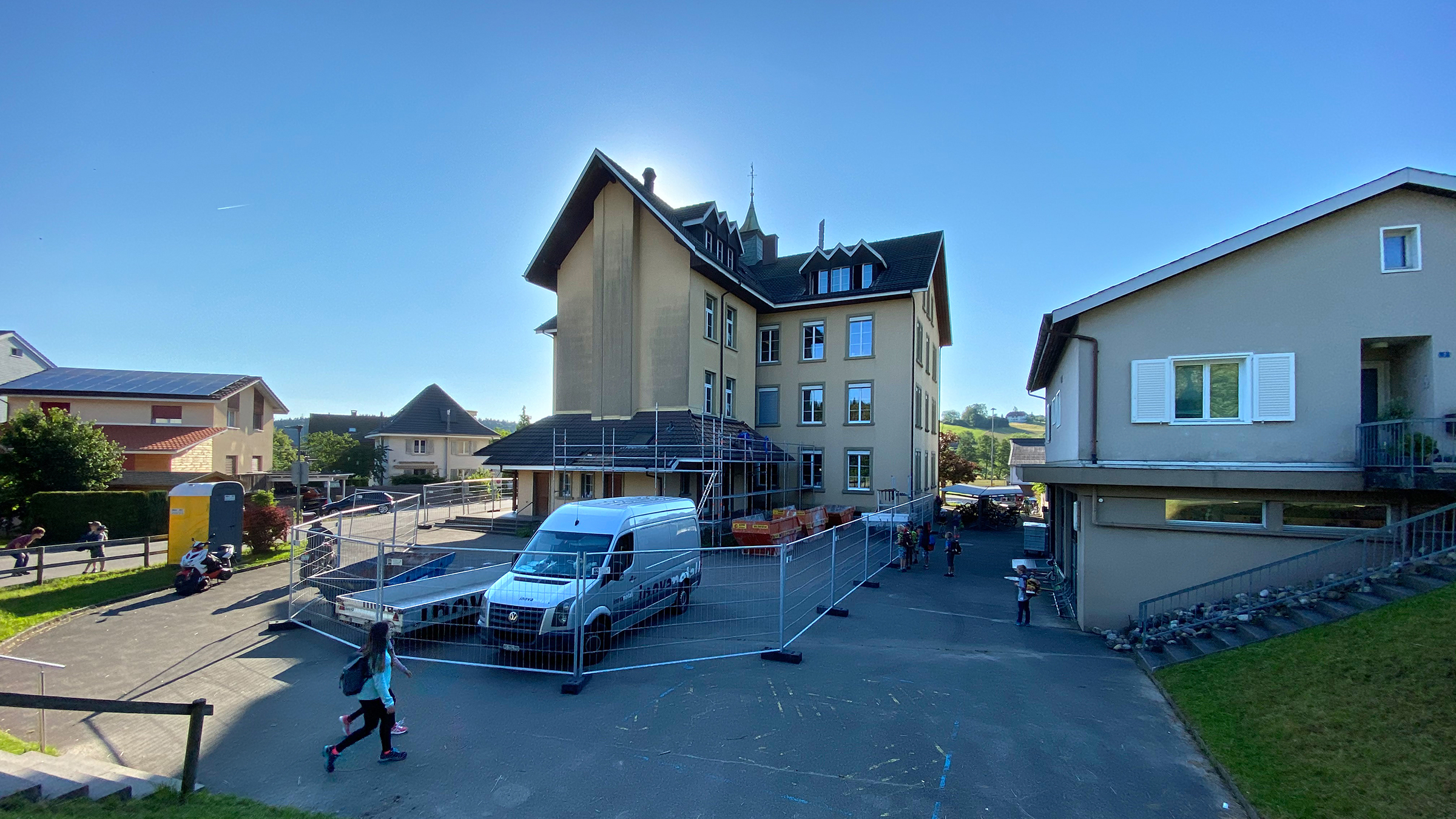 Die Baustelle wird teilweise eingezäunt, sodass der Schulbetrieb bis zu den Schulferien bestehen bleiben kann.
Die Aushubarbeiten durch den Baumeister beginnen.