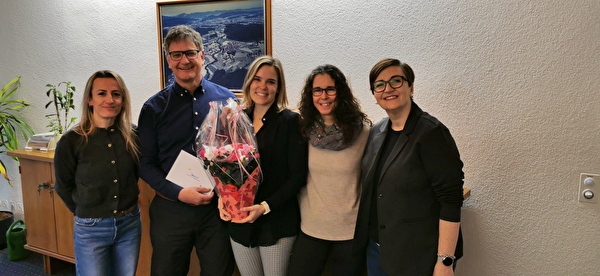 GL gratuliert JK zur bestandenen Prüfung Gemeindeschreiberin