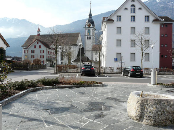 Blick vom Bahnhofplatz Arth zur katholischen Kirche