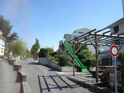 Neben dem Postgebäude befindet sich ein Spielplatz. Früher fuhr von hier aus die Arth-Rigi-Bahn über Goldau auf die Rigi. Der Tramweg ist heute ein beliebter Fussweg. 