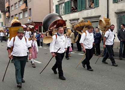 Umzug durch das Dorf