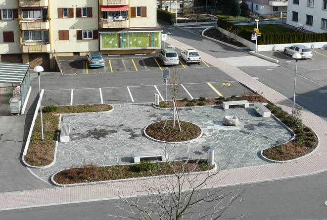 Dem aufmerksamen Beobachter fallen in unserer Talschaft einige Kuriositäten auf: Der direkteste Fussweg zwischen Arth und Goldau heisst «Tramweg» und in Arth gibt es einen Bahnhofplatz ohne Bahnhof. Dies sind alles Erinnerungen an die Zeit, als die Dörfer Arth – Oberarth – Goldau mit einer Adhäsionsbahn, dem «Tram», verbunden waren. Im Jahre 1959 wurde der Betrieb eingestellt und als Ersatz eine Buslinie eingeführt. 