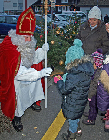 Samichlaus beim Weihnachtsmarkt