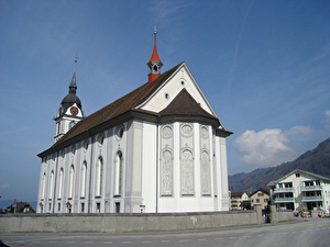 Die Pfarrkirche St. Georg und Zeno wurde im 17. Jahrhundert im frühbarocken Stil erbaut. 