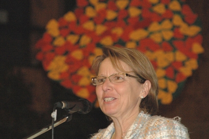 Gemeindepräsidentin Marianne Hollinger gratuliert dem frischgebackenen Präsidenten und dankt allen für ihre bisherige Mitarbeit.