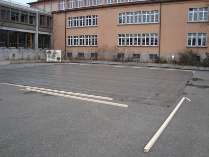 Der Aufbau. Diese schwarze Folie ist eine Isollationsschicht, damit das Eis nicht so schnell wieder schmilzt.