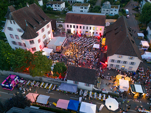 Drohnenfoto des Anlasses BLKB bei uns in Aesch