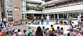 Versammelte Schulkinder am Clean Up-Day in Aesch