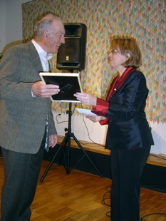 Der Preisträger in der Sparte "Kultur" ist Georg Richli. Marianne Hollinger, Gemeindepräsidentin, übergibt ihm den Preis.