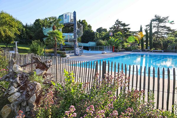 Gartenbad-Foto mit Becken und Pflanzen