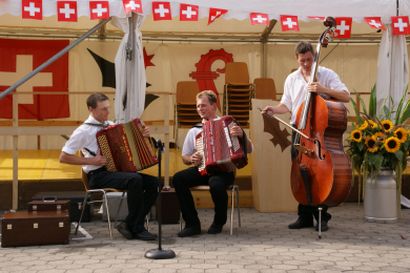 Das Schwyzerörgeli-Trio „Hohgant-Giele“ spielt zum Festauftakt lüpfige Melodien.