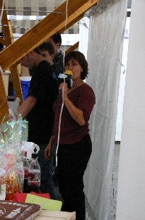 Punkt 11 Uhr lädt Eveline Sprecher am Mikrophon von Radio-Wave, dem "Internet-Radio aus dem Baselbiet", bzw. aus Aesch, die Marktbesucher zum Geburtstagskuchen ein.
