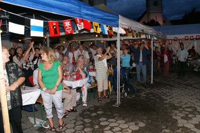 Die Festbesucher sind ganz begeistert von Yasmine-Melanies Liedern und lassen sich sofort zum Mitmachen animieren.