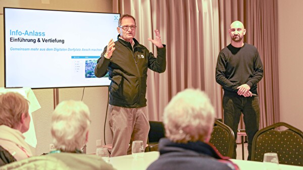 Crossiety-CEO Joel Singh und Verwaltungsleiter Roman Cueni beim Infoanlass