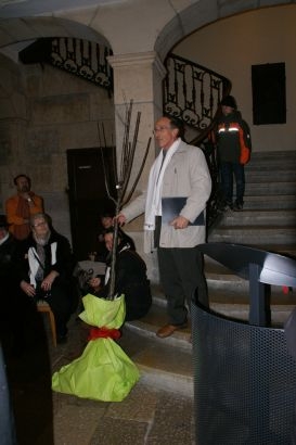 Jean-Claude Adatte von der association des guides überreichte der Gemeinde Aesch einen Damassine-Baum. Die Jurassier sind bekannt für ihren guten Damassine-Schnaps. Vielleicht gibt es solchen auch bald in Aesch.