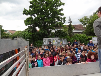 Alle warten gespannt auf die Siegerehrung