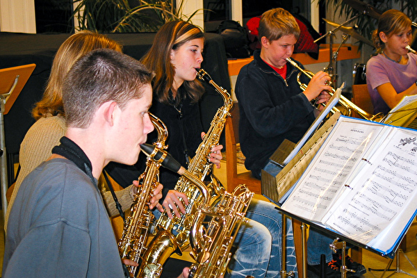 Kinder der Musikschule spielen Jazz