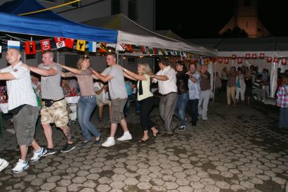 In fröhlicher Polonaise gehts rund um den Mühleplatz.