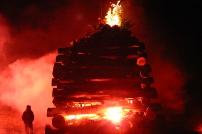 Die Flammen lodern.