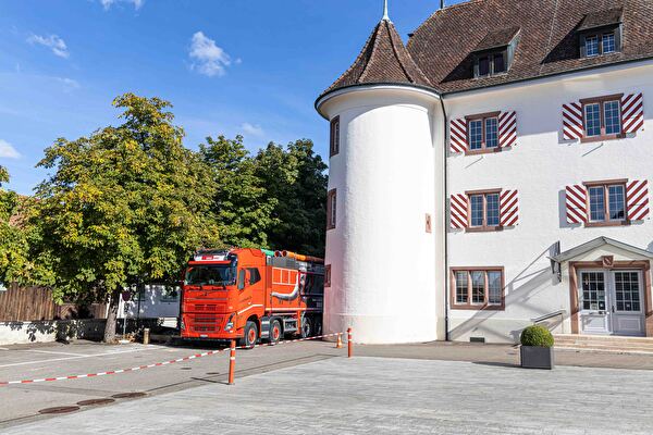 Die gesperrten Parkplätze bei der Gemeindeverwaltung