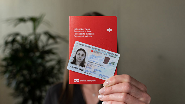 Symbolbild von Pass und Identitätskarte