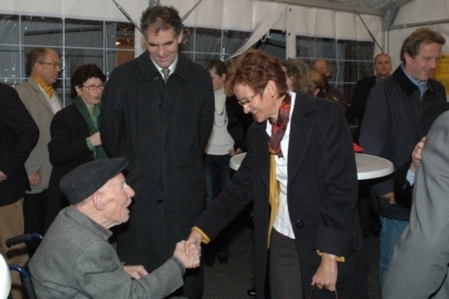 Dr. Christoph von Blarer (links), Adrian Diethelm, Pfarrer der evang. ref. Kirchgemeinde (mitte) und Regierungsrätin Sabine Pegoraro (rechts) begrüssen sich.
