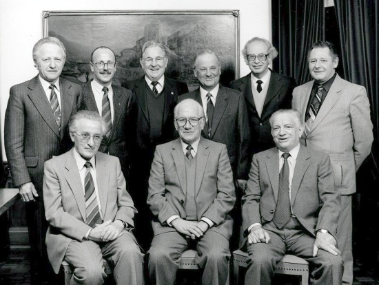 <b>Vordere Reihe (von links nach rechts)</b>
Ernst Studer, Benno Vogel (Gemeindepräsident), Theo Cavegn

<b>Hintere Reihe (von links nach rechts)</b>
Hans Hunziker, Dr. Martin Wirz, Hans Jurt (Gemeindeverwalter), Georges Häring (Gemeindeverwalter Stv.), Heinz Blatter, Walter Malzach
